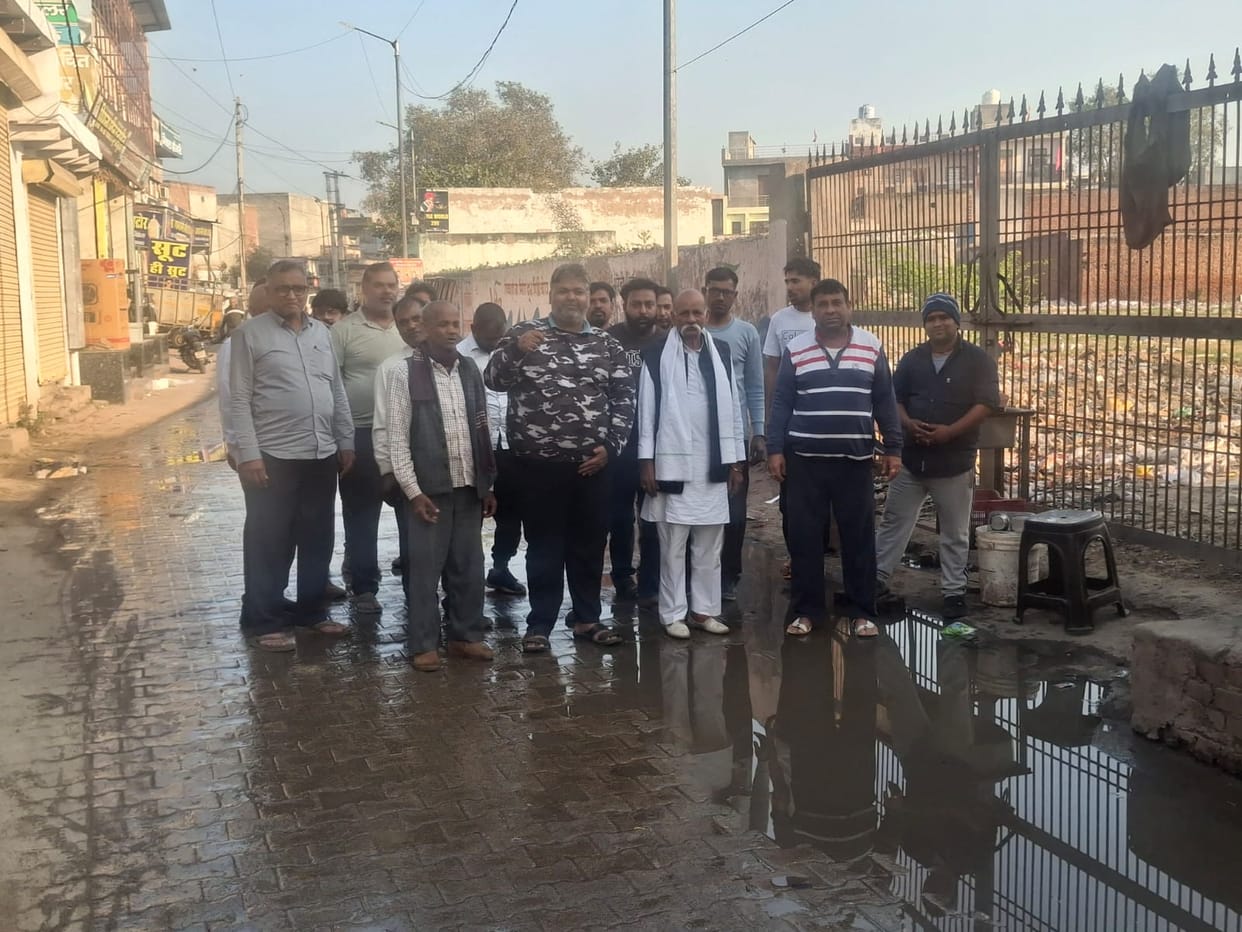Due to sewer overflow in Shaheed Market, contaminated water filled in front of the shops