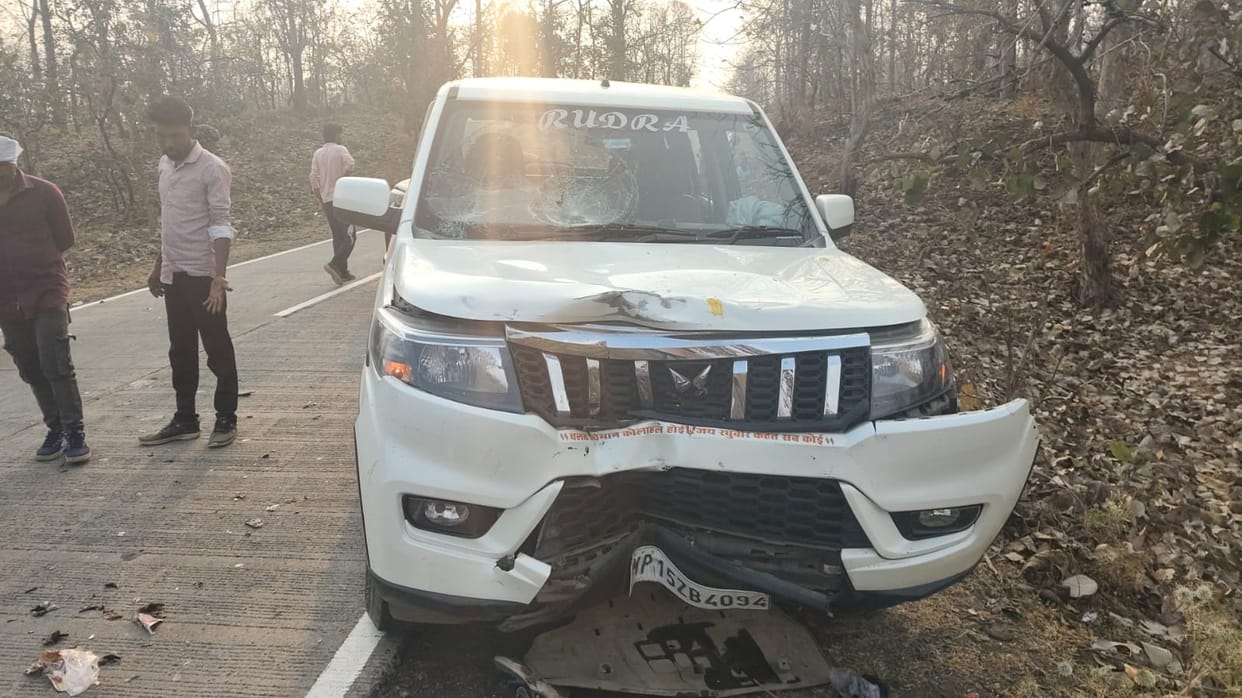 Bolero and bike collide: Two innocent children died in the accident, children died in front of their father