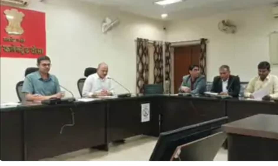 एसआईआर की जानकारी देते अधिकारी