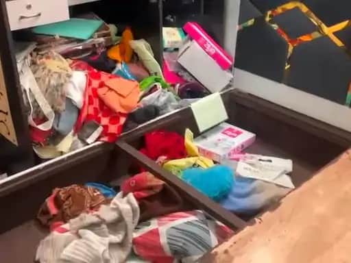 वारदात के बाद घर में बिखरा पड़ा मिला सामान