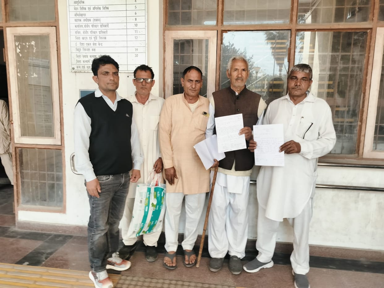 Villagers met the DC for cleaning the water tank of Sunaria Kalan.