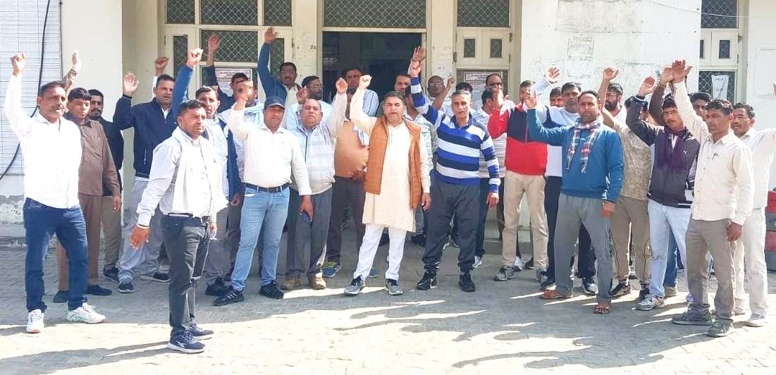 Electricity employees raised slogans against the government policies.