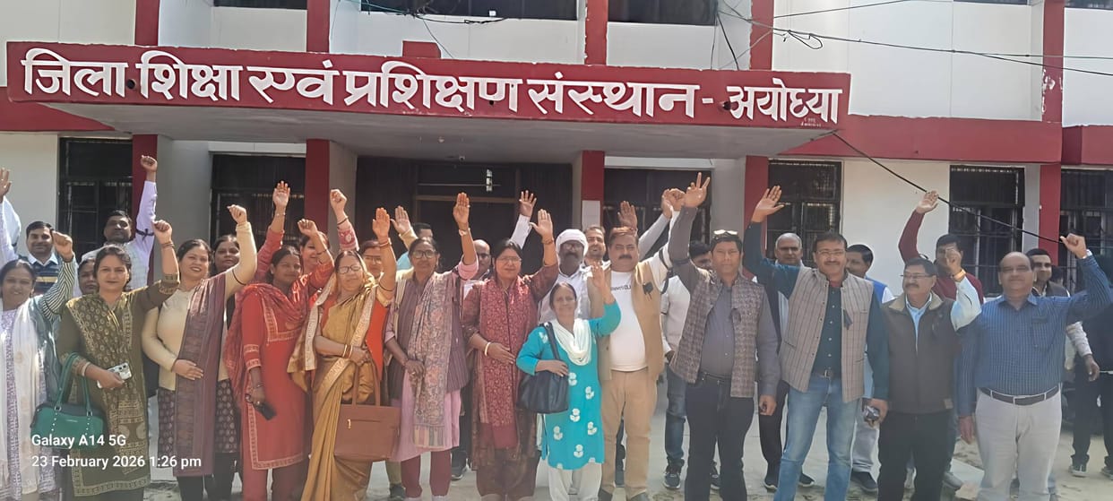 Teachers protested by wearing black bands