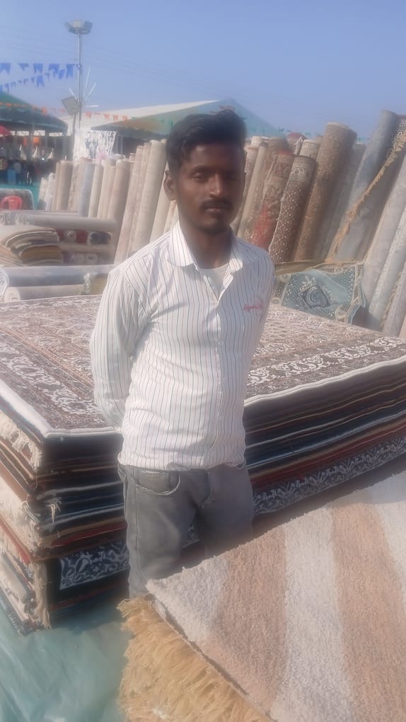 Taj Mahotsav 2026: Kallu Bhai's carpets are making a place in the hearts of art lovers... The charm of Mirzapur's carpets, these mesmerizing carpets, decorated with intricate carvings and colors...