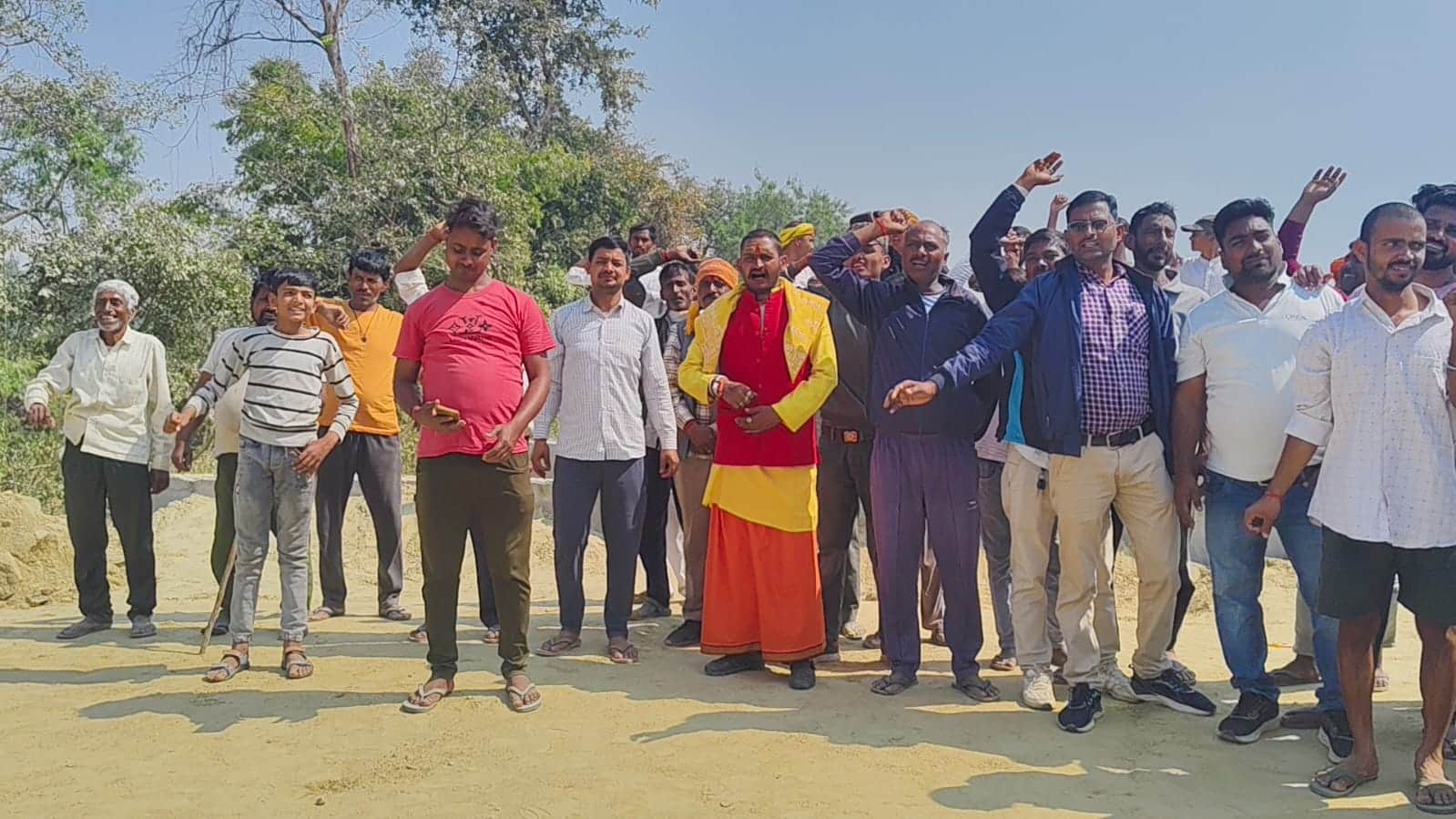 अमेठी के रेभा गांव में प्रदर्शन करते ग्रामीण। स्रोत ग्रामीण