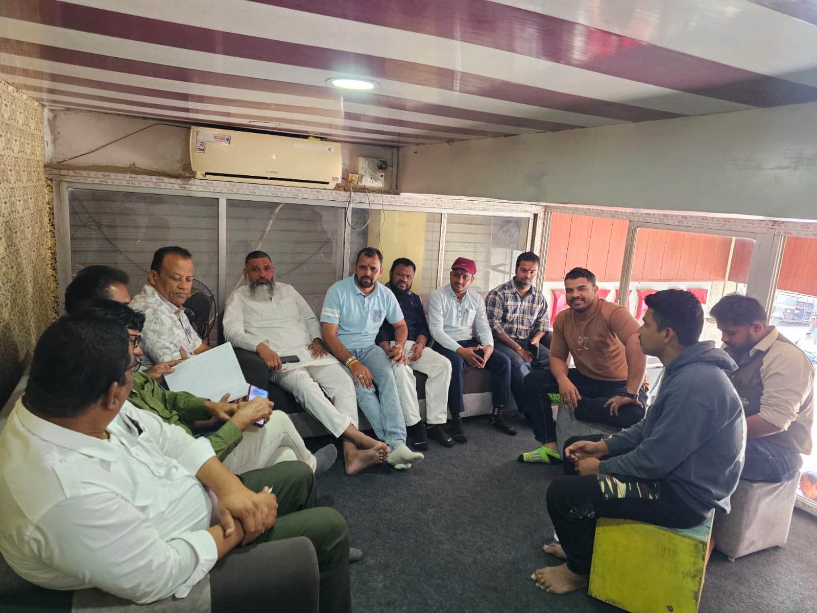 बांसवाड़ा में आयोजित बैठक में सम्मिलित निजी बस ऑपरेटर