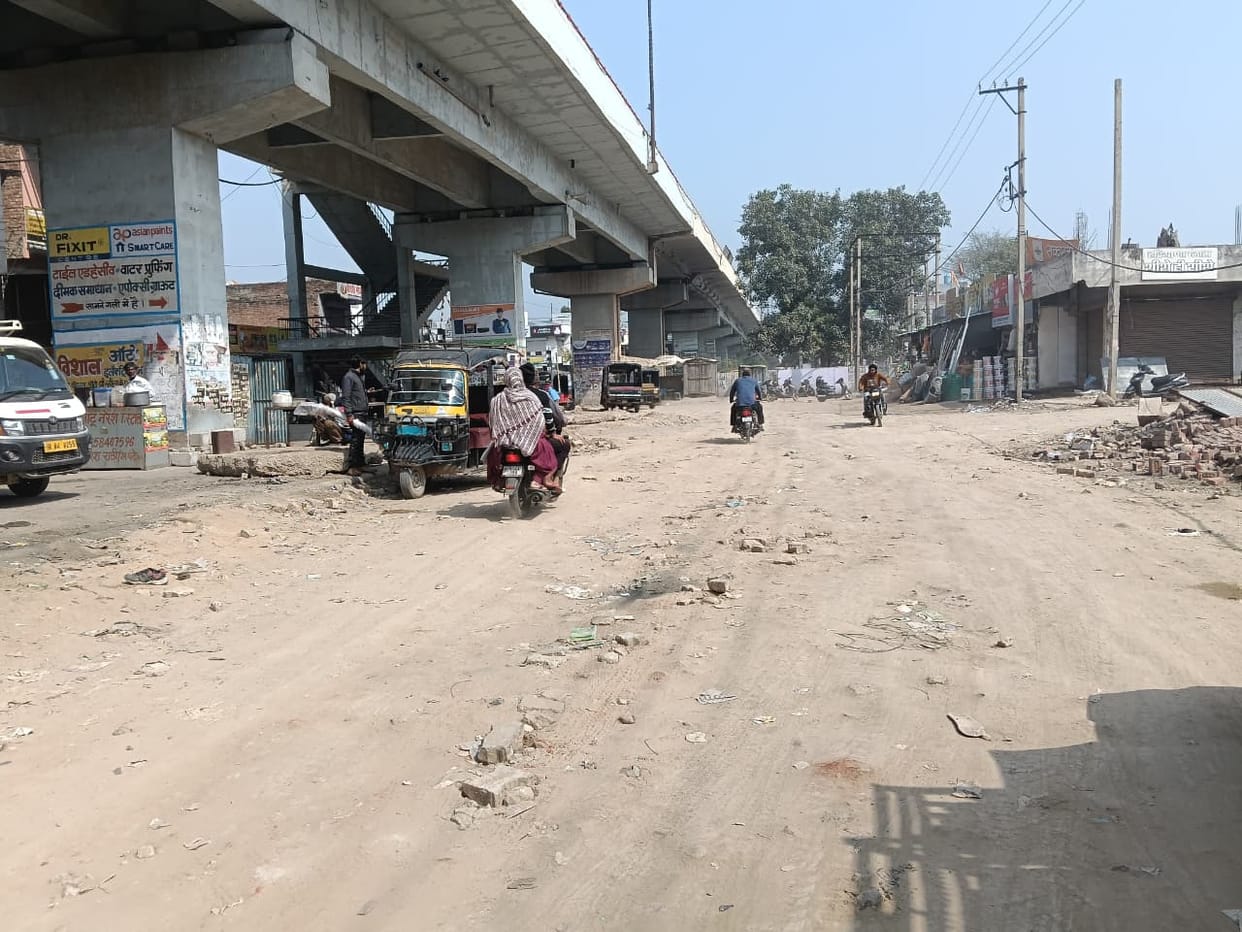 Work incomplete, dust full... the uprooted road has left people breathless