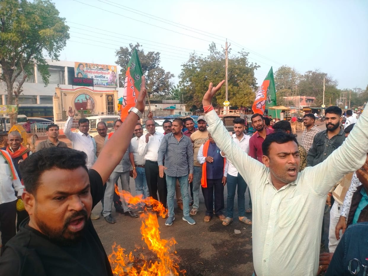 BJP Kisan Morcha burnt an effigy of Rahul Gandhi in Balod ai summit dispute