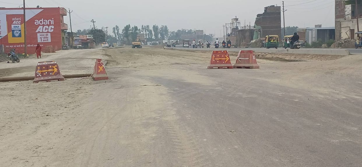 Sonauli Highway: Construction poses a problem...people forced to breathe in the dust.