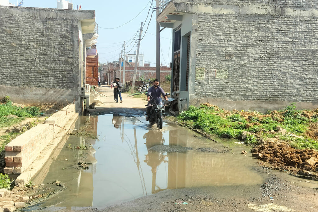 Waterlogging on the road due to lack of drainageWaterlogging on the road due to lack of drainage