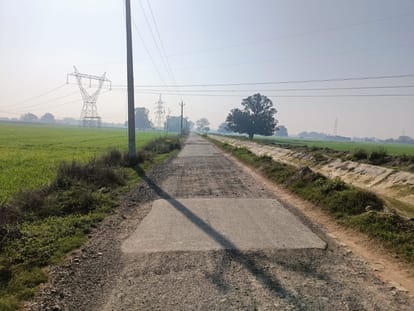 Auraiya News: ककोर-वैसुंधरा मार्ग बदहाल, परेशान राहगीर Kakor-Vaishundhara road in bad condition, troubled commuters