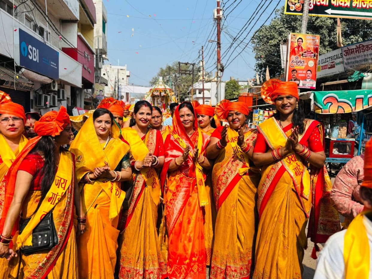 A procession was taken out on the anniversary of Pitambara Mai, devotees raised slogans.