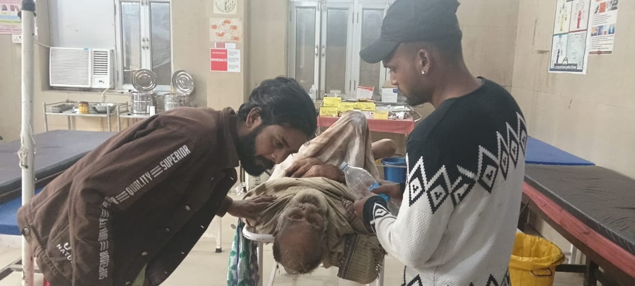 mainpuri news old man germ ward boy negligence