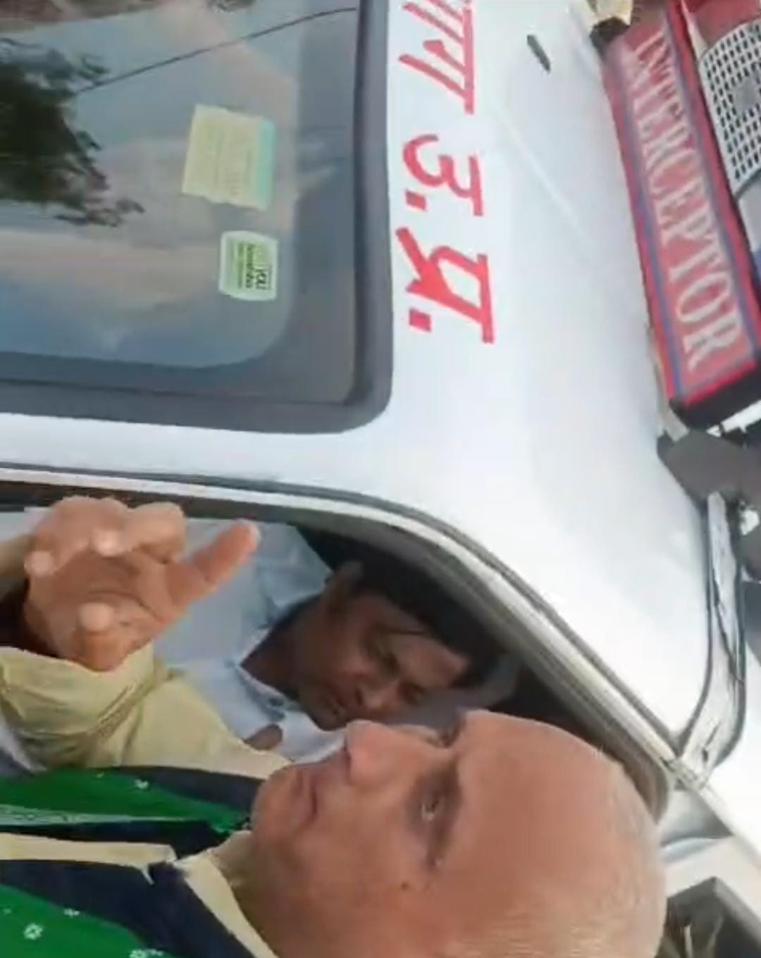 Farmer leaders surrounded the ARTO's vehicle for driving a pickup.