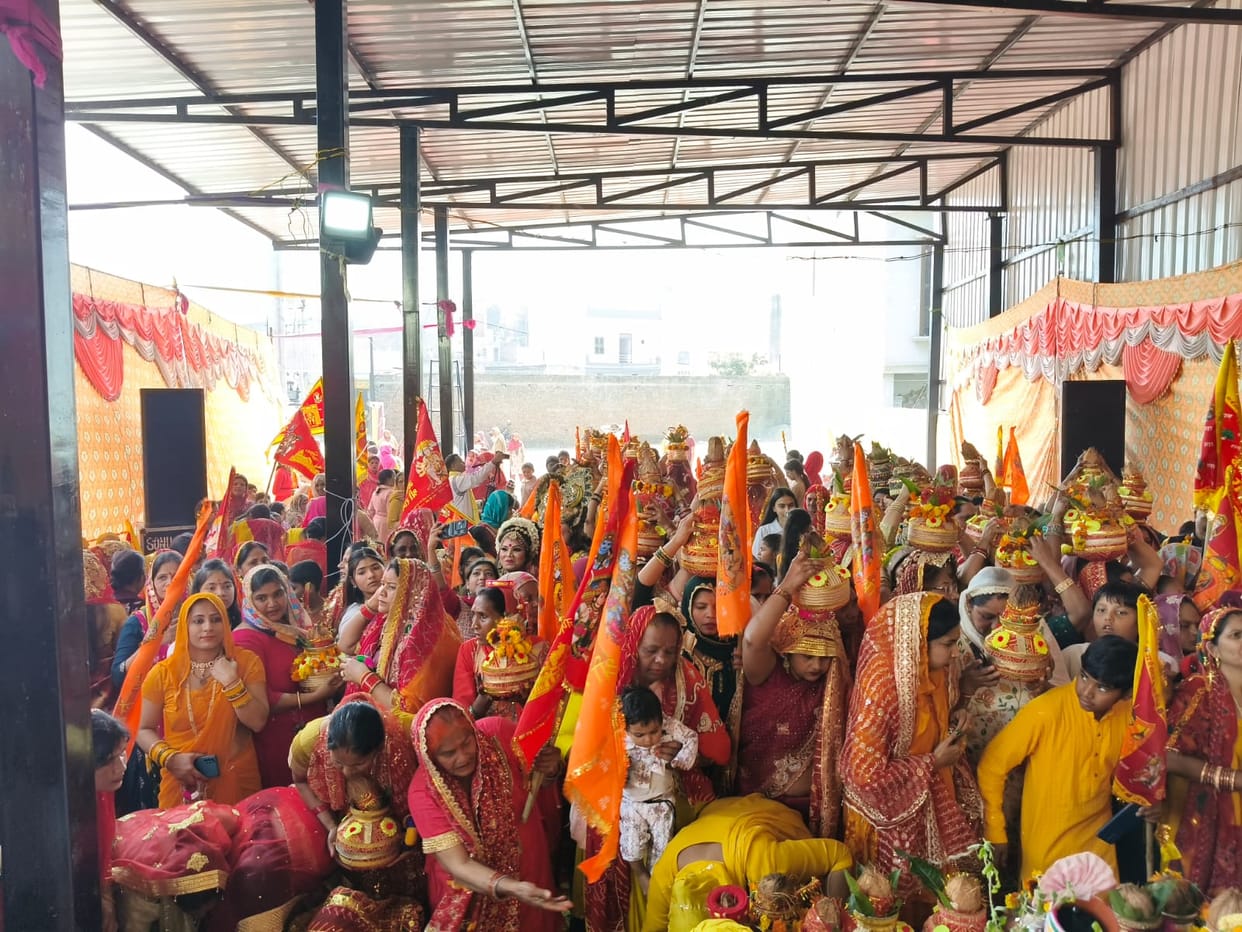 Katha Gyan Yagna started by taking out Kalash Yatra.