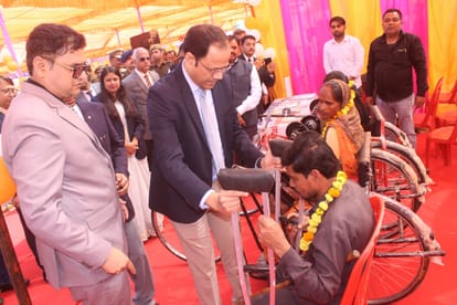 Auraiya News: लोगों को कानूनी सलाह देकर दिया योजनाओं का लाभ Benefits of schemes given to people by providing legal advice