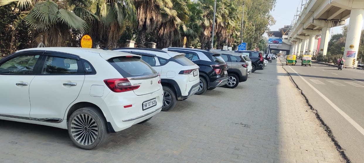 The problem of illegal parking deepens again on Delhi-Rohtak Road