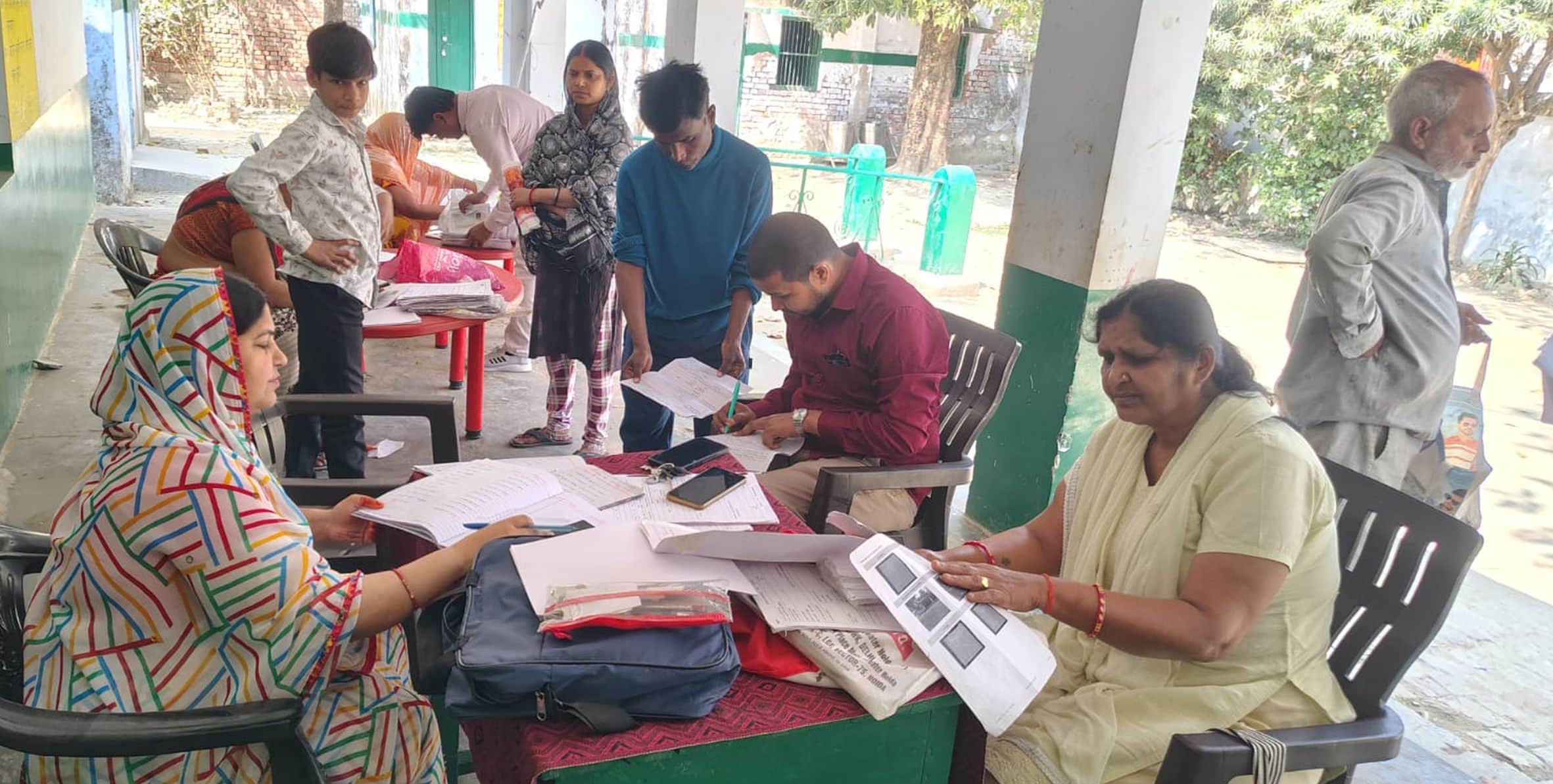 गौरीगंज कस्बा स्थित प्राथमिक विद्यालय बूथ पर एसआईआर के तहत मतदाताओं के फाॅर्म भरवाते बीएलओ। -स