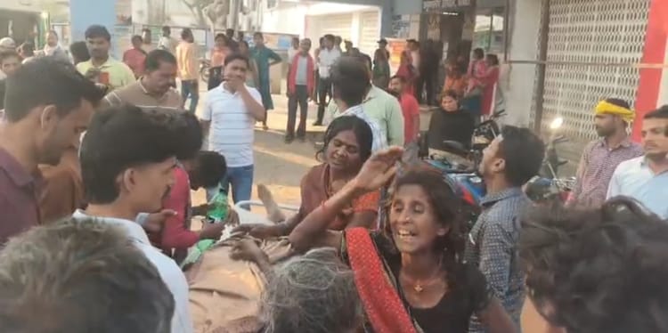 Bihar: भीषण सड़क हादसा, तेज रफ्तार अज्ञात वाहन ने बाइक को मारी टक्कर,एक की मौत और दो अन्य घायल