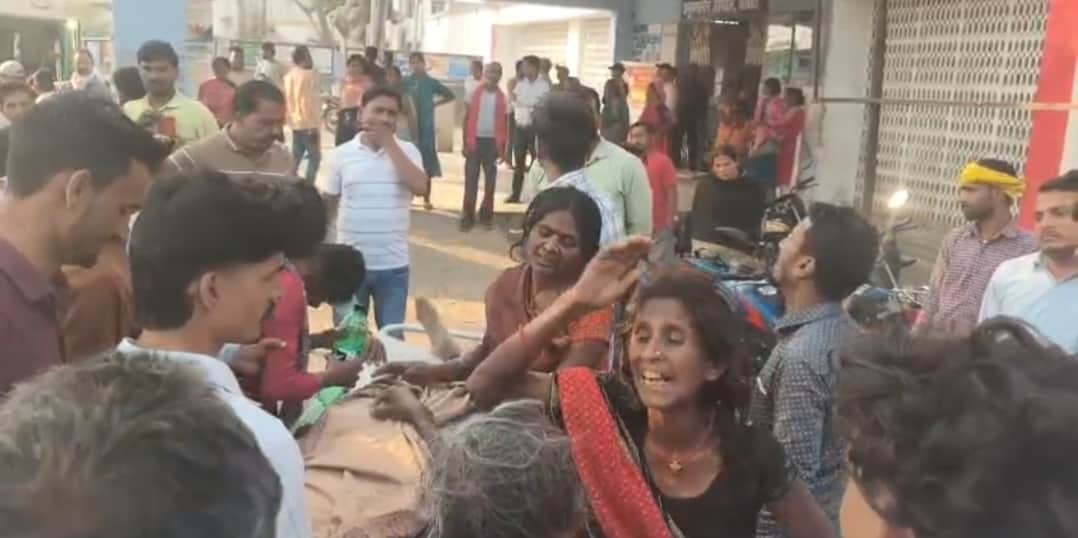 शोकाकुल परिजन