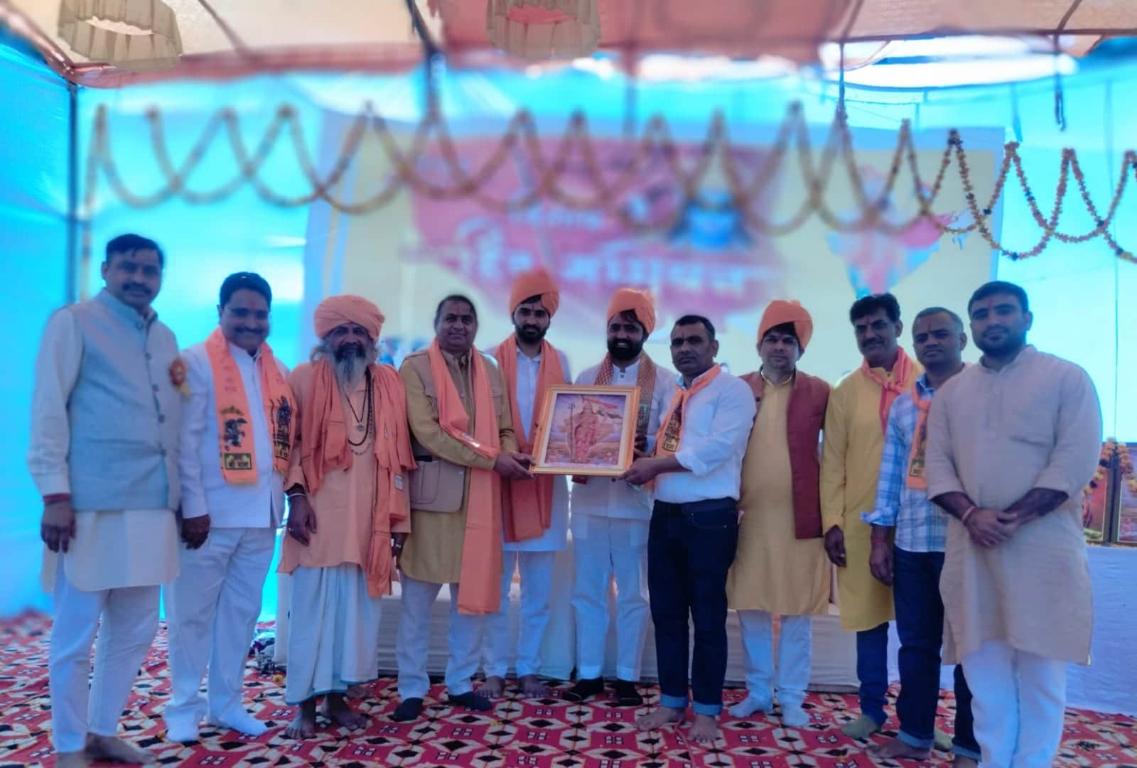 हिन्दू सम्मेलन के दौरान एक मंच पर आए गणमान्य। स्रोत : संघ