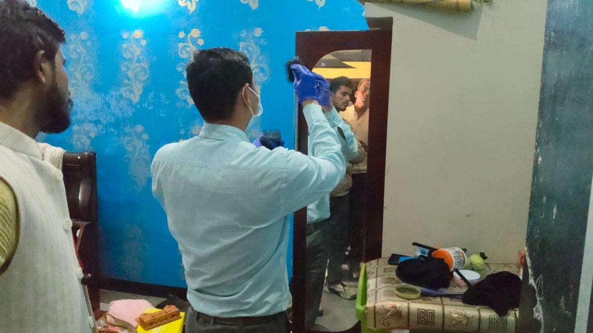 Lakhs of rupees stolen from a locked house, children's piggy banks also stolen