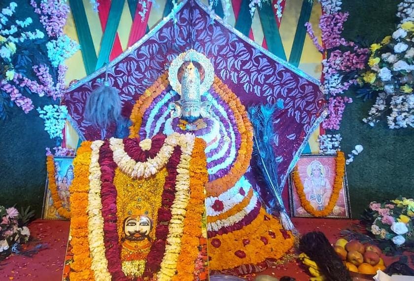 A wave of hymns blew during the Shyam Satrangi Falgun Festival.