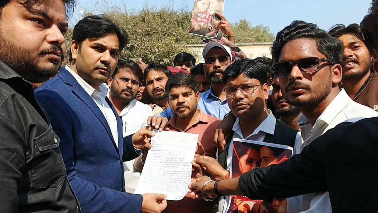 Protests were held by burning the effigy of the director of Yadav Ji Ki Love Story.