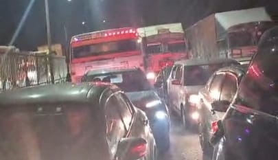 Not only during the day, but now there is traffic jam even at night, causing trouble to passersby.
