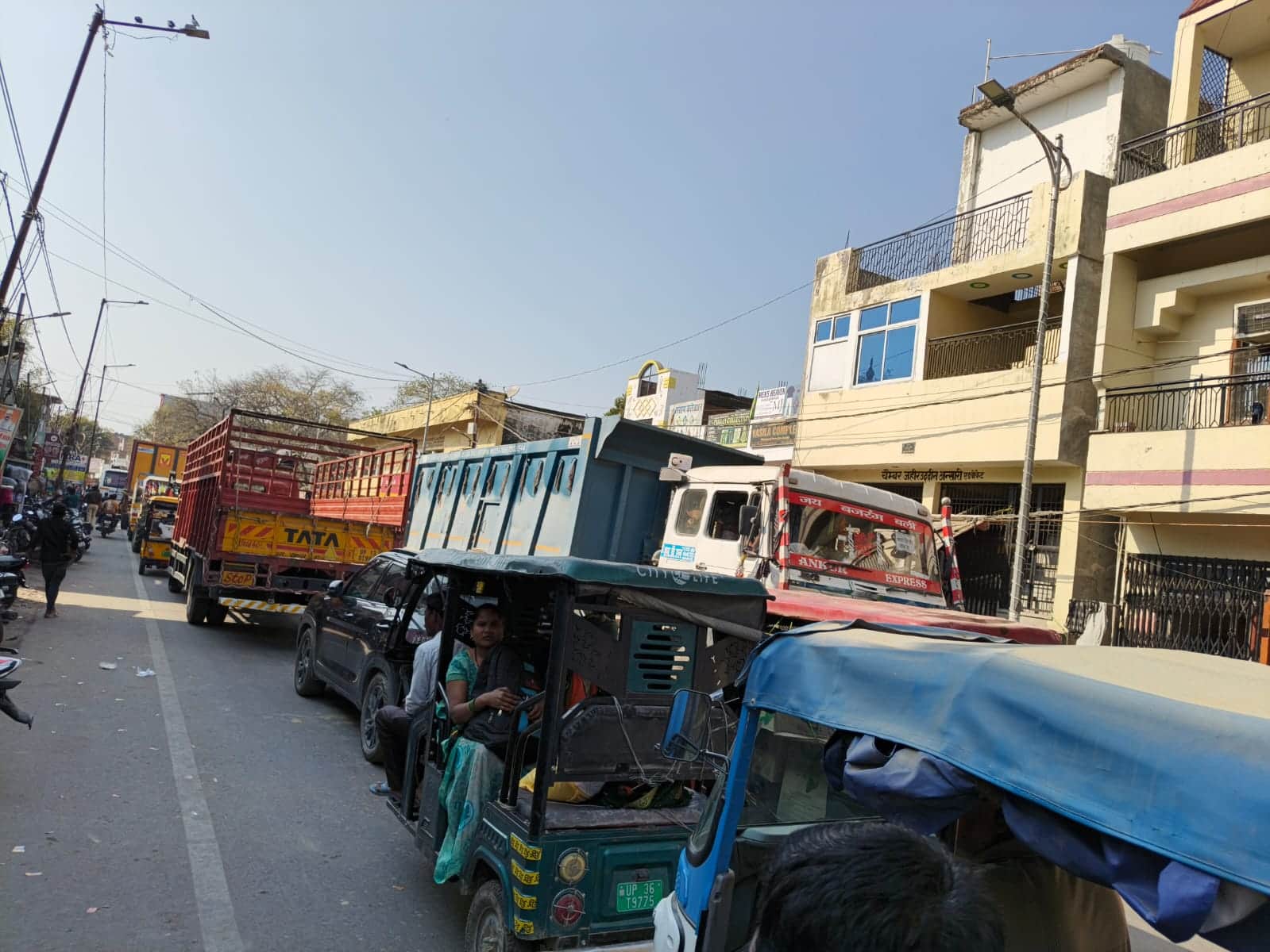  जायस कस्बे में हाईवे पर लगे जाम में फंसे राहगीर। संवाद