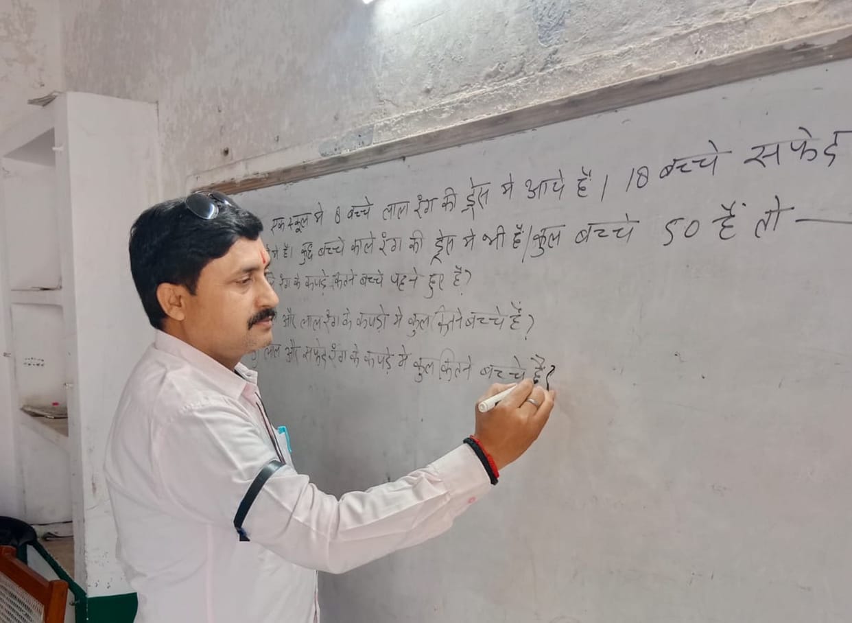 Teachers protested by wearing black bands