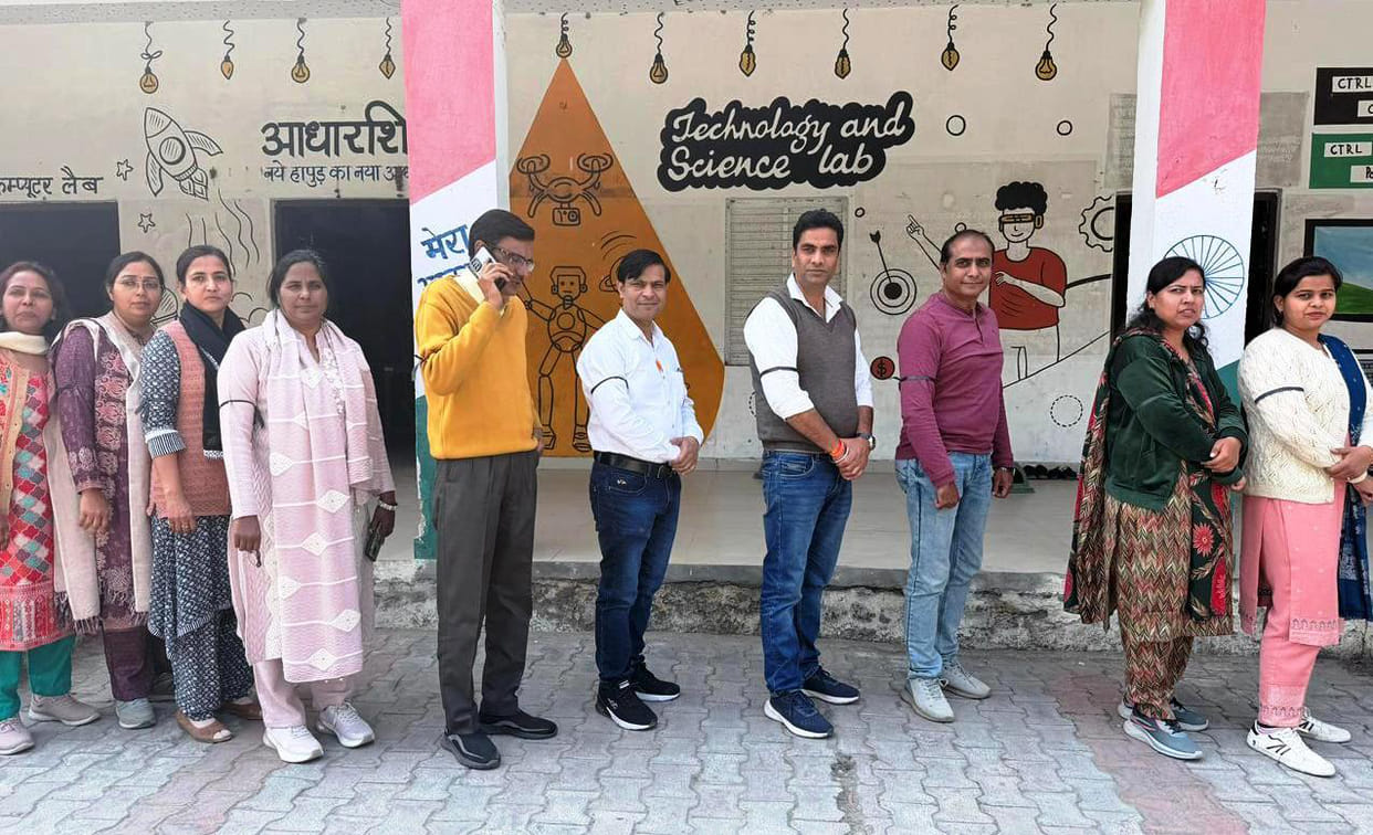 Teachers protested against the mandatory TET and worked wearing black bands.