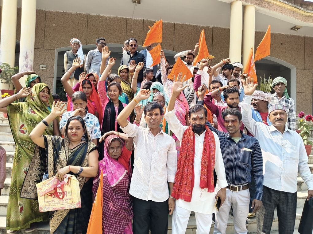 Occupation of Chak Road blocks the path of 40 families, protest at Collectorate