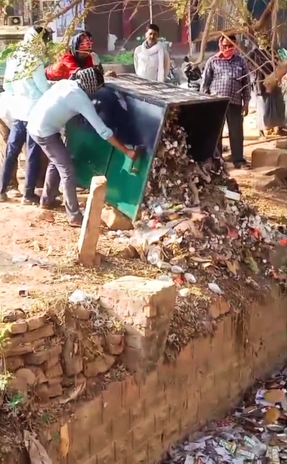 Garbage from the dustbin was thrown into the canal, villagers expressed their displeasure.