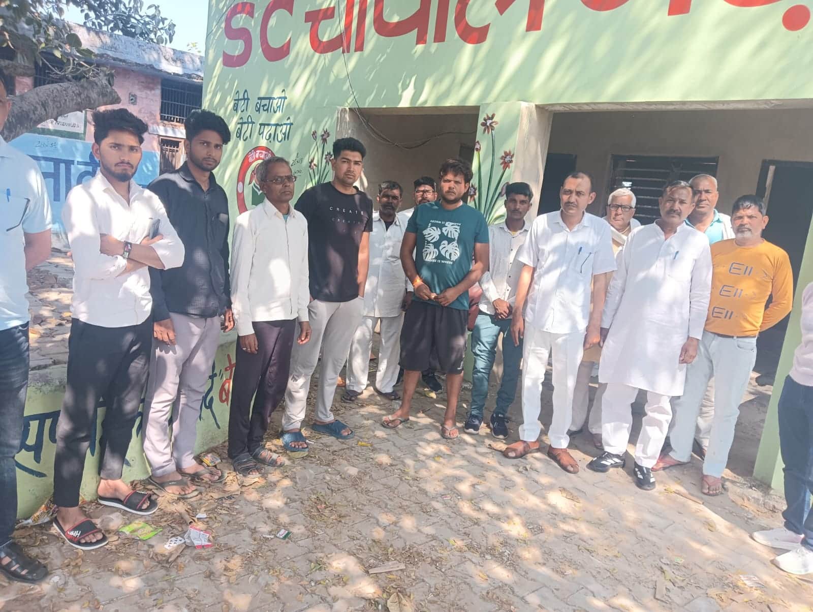 लोगों की समस्याएं सुनते पीपीपी कोऑर्डिनेटर सतीश खोला। स्रोत : प्रवक्ता