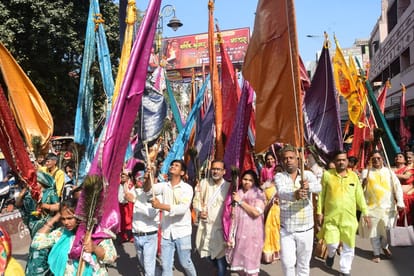After worshipping Liladhar, Aarti was performed and 125 flags were taken to Khatu Shyam Dham