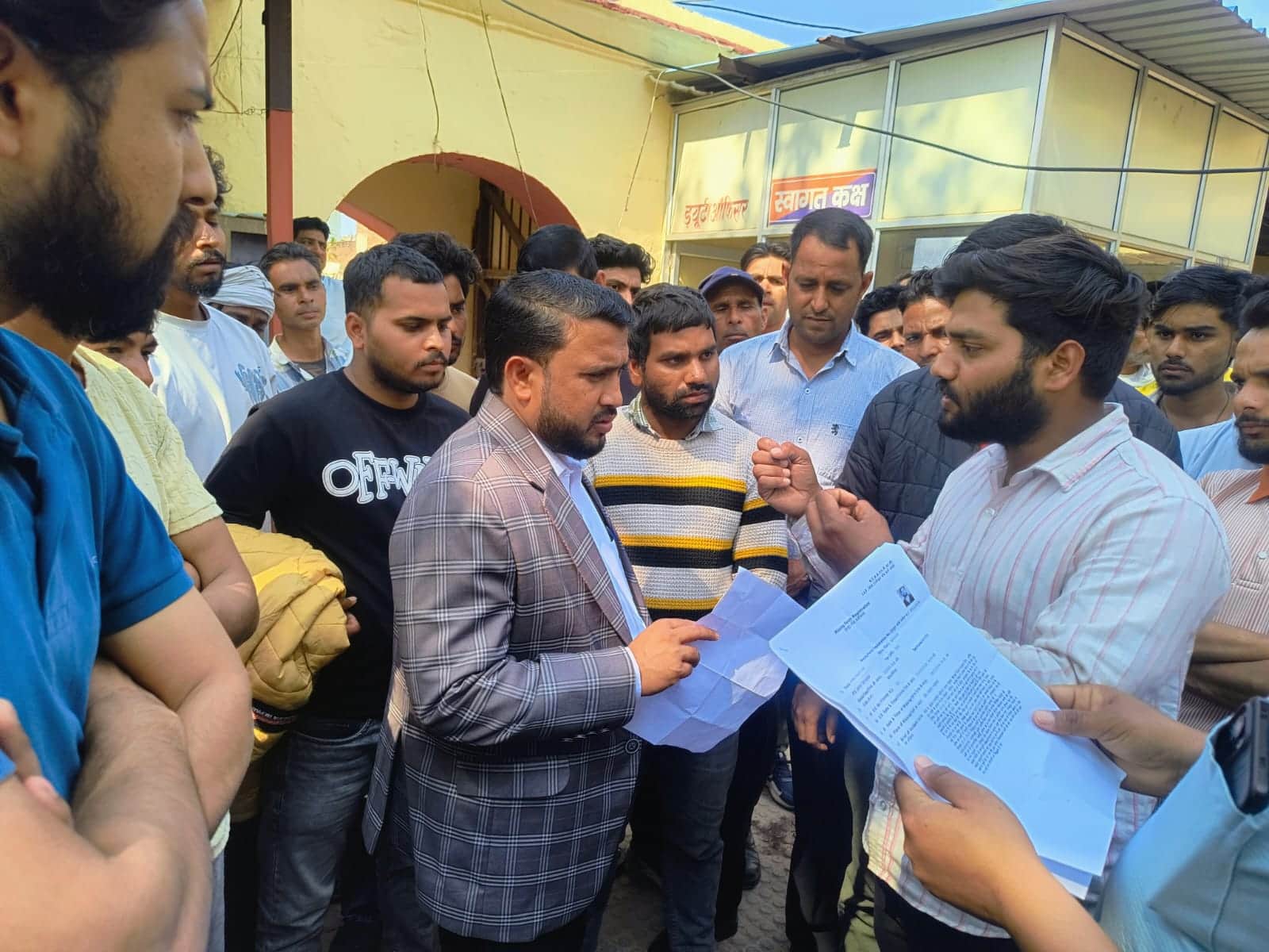 लापता युवक का शव मिलने के बाद थाने में एकत्रित हुए परिजन। संवाद