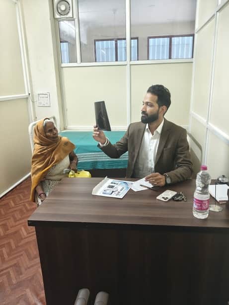 मरीज की जांच करते चिकित्सक। स्रोत : संस्था