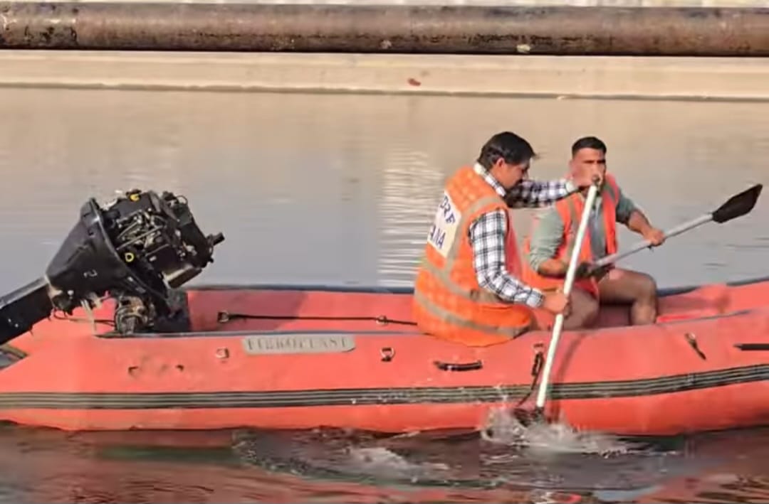 A young man jumped into a canal in front of his wife, his body was found in the morning.