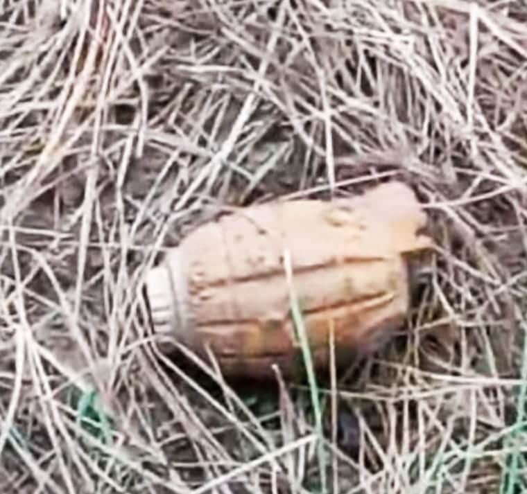 नियंत्रण रेखा से स्टे गांव से हैंड गर्नेड मिलने से ह्ड़कंप फोटो स्रोत सैन्य सूत्र