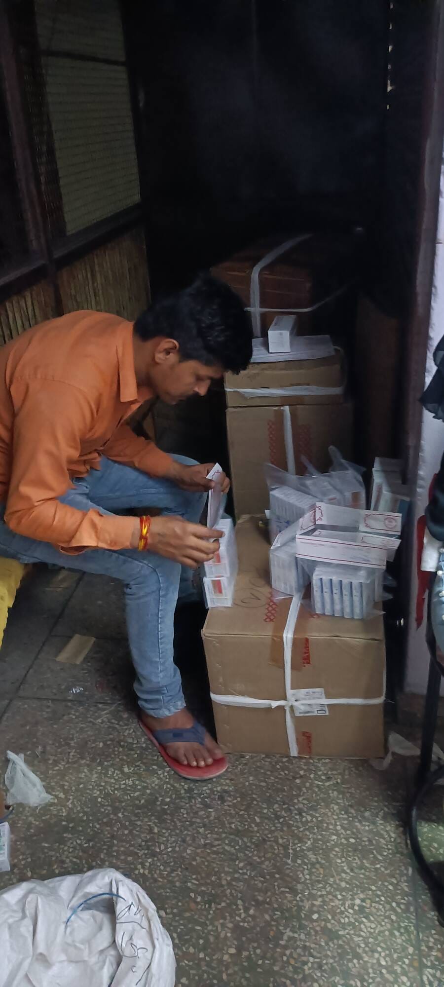 Smuggling of sample medicines caught, six cartons recovered