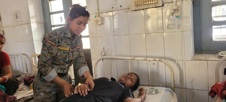 Bihar News: मैट्रिक परीक्षा के दौरान छात्रा बेहोश, महिला सिपाही की तत्परता से पहुंची अस्पताल, परिजन बेहाल