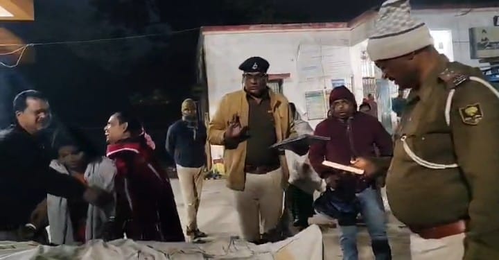 पूर्णिया जीएमसीएच में लाश के पास रोते बिखलते परिजन