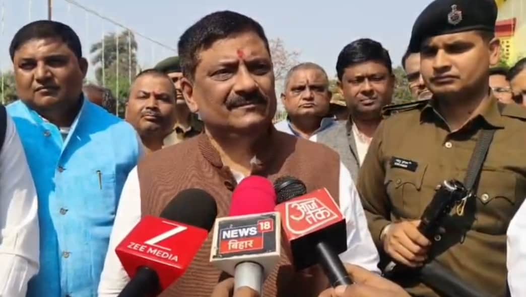 पत्रकारों से बात करते जदयू के कार्यकारी राष्ट्रीय अध्यक्ष संजय झा