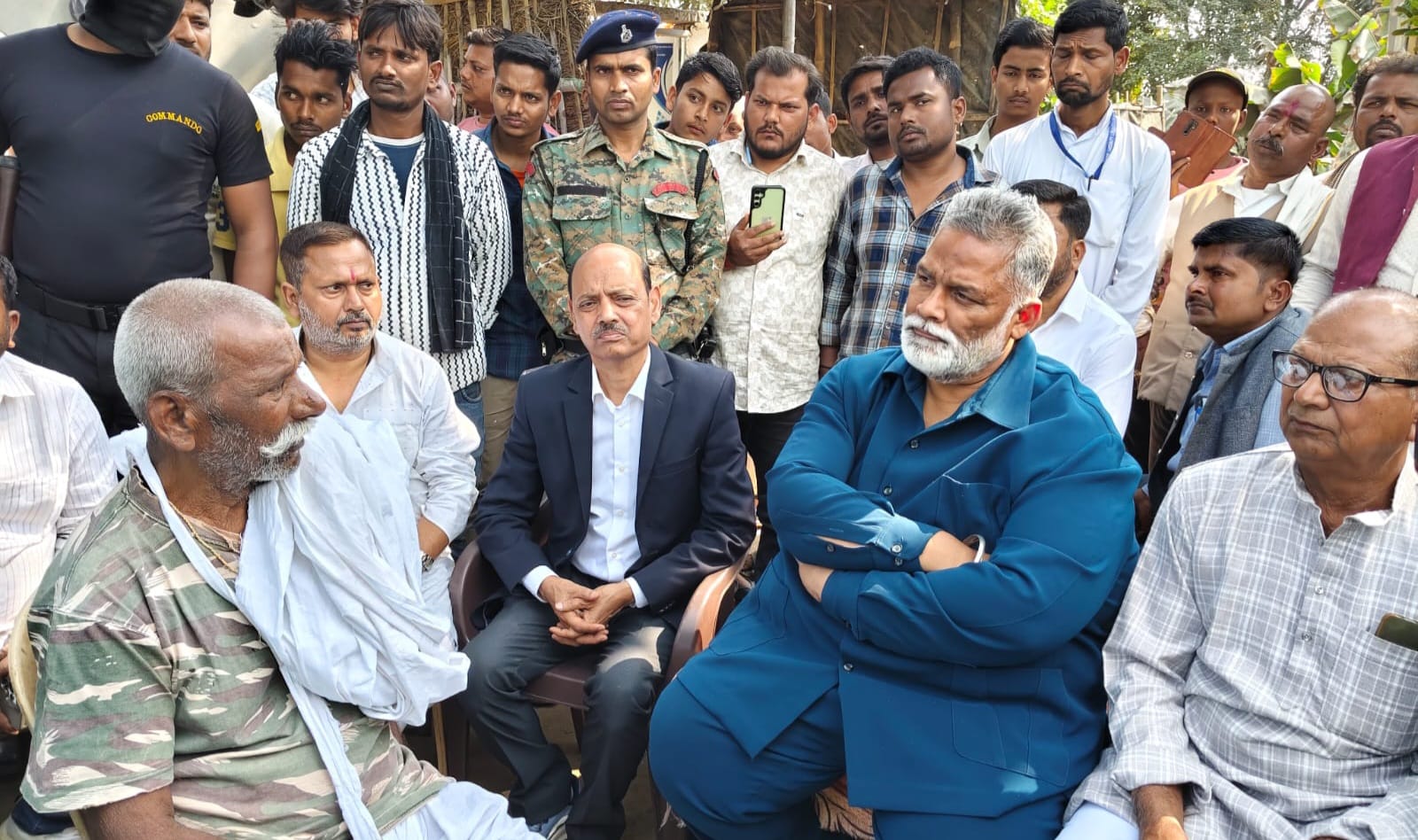 पीड़ित परिवार से मिलते पप्पू यादव