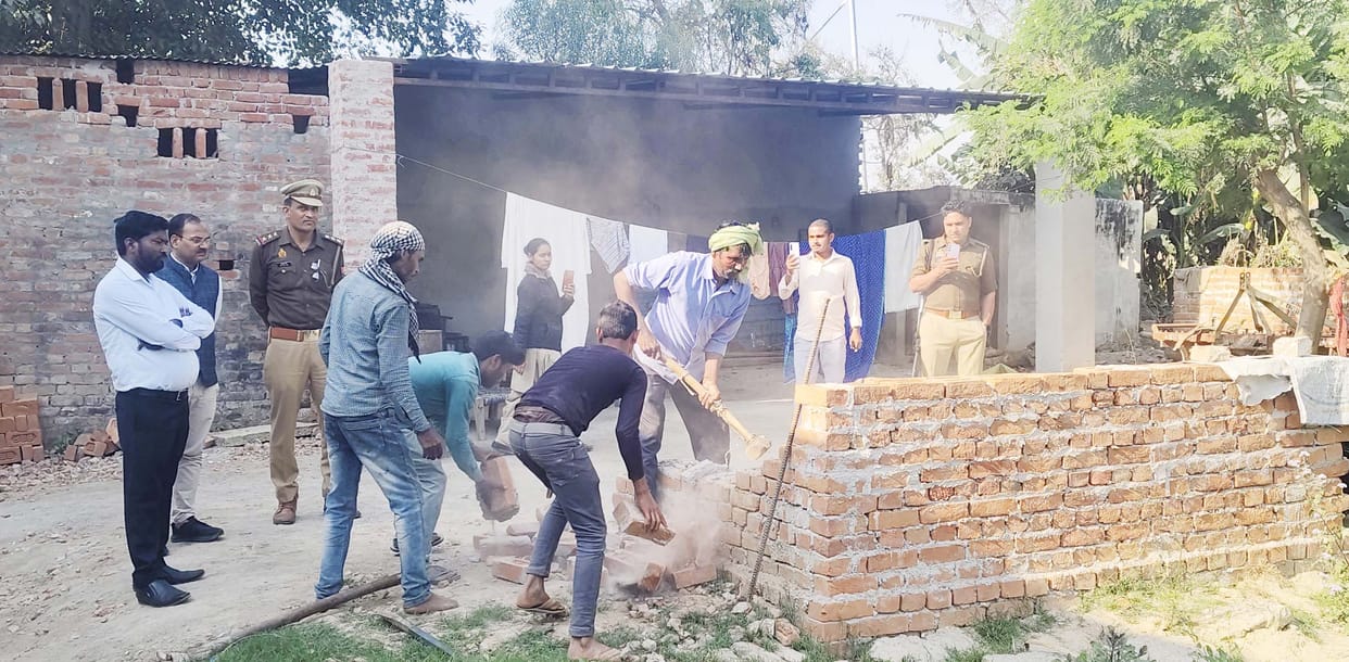 The wall obstructing the Holi Parikrama was demolished.