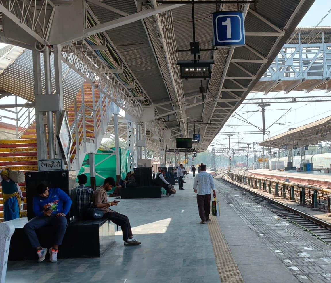रेवाड़ी रेलवे स्टेशन पर ट्रेन का इंतजार करते लोग। संवाद
