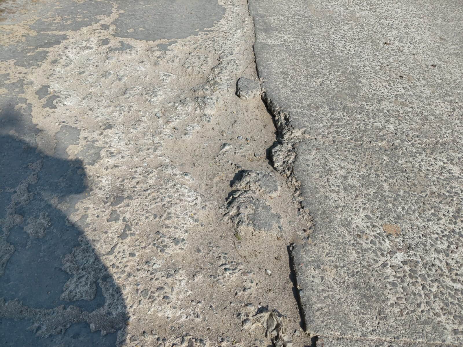 सेक्टर की टूटी पड़ी सड़क। संवाद