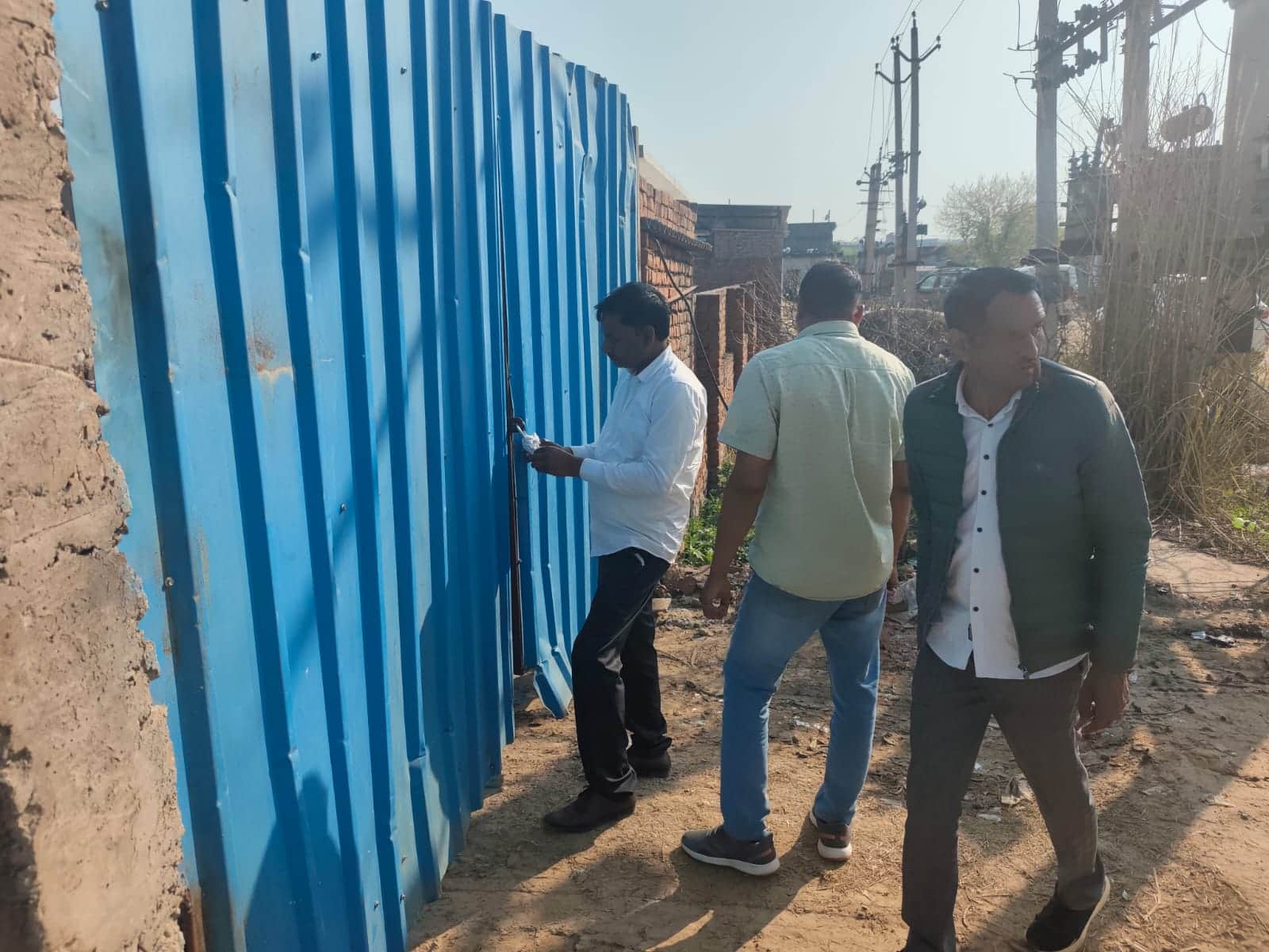 सील करने की कार्रवाई करती प्रशासन की टीम। संवाद