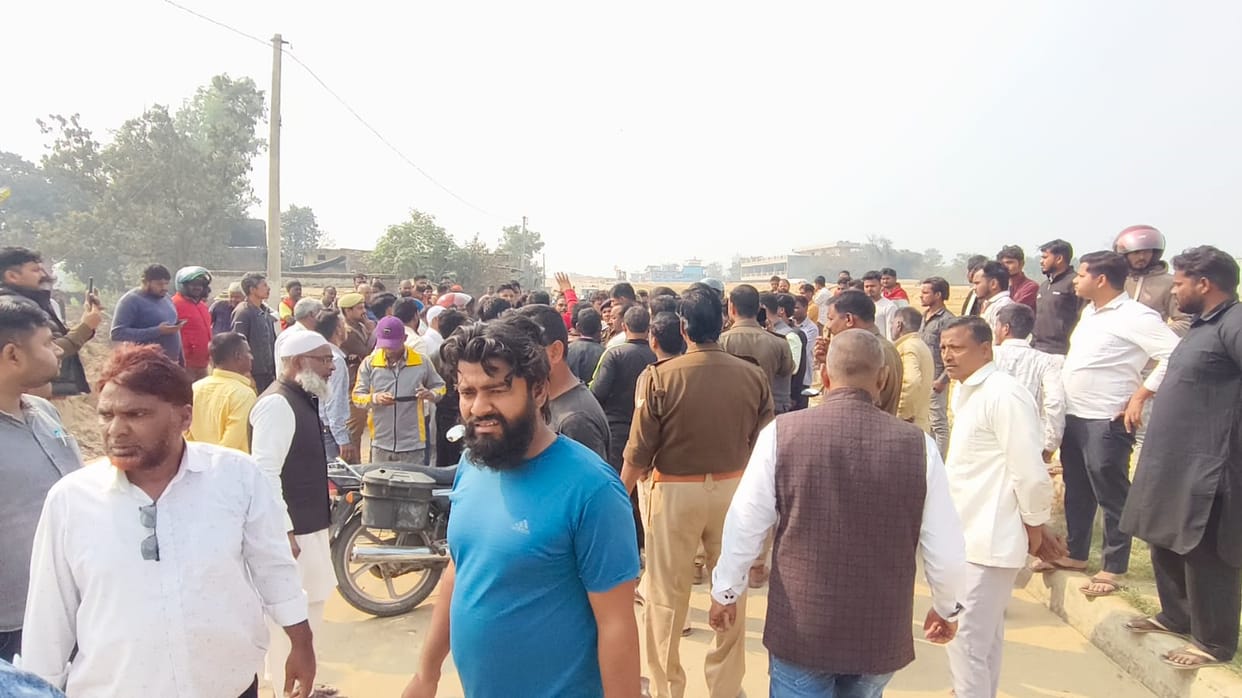 A laborer dies after being hit by a tourist bus, villagers block the road.